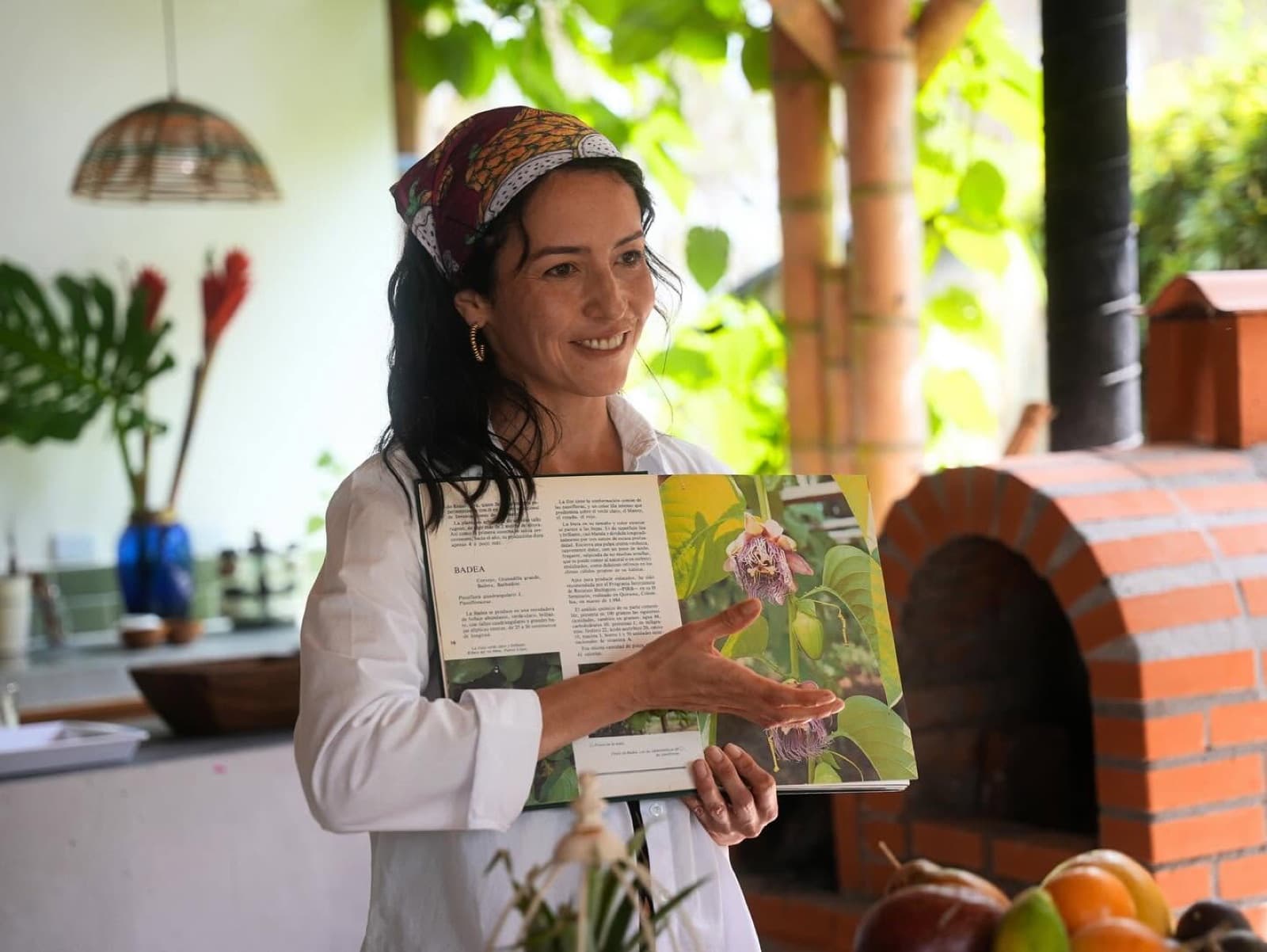 Retreat guide teaching about native Colombian fruits